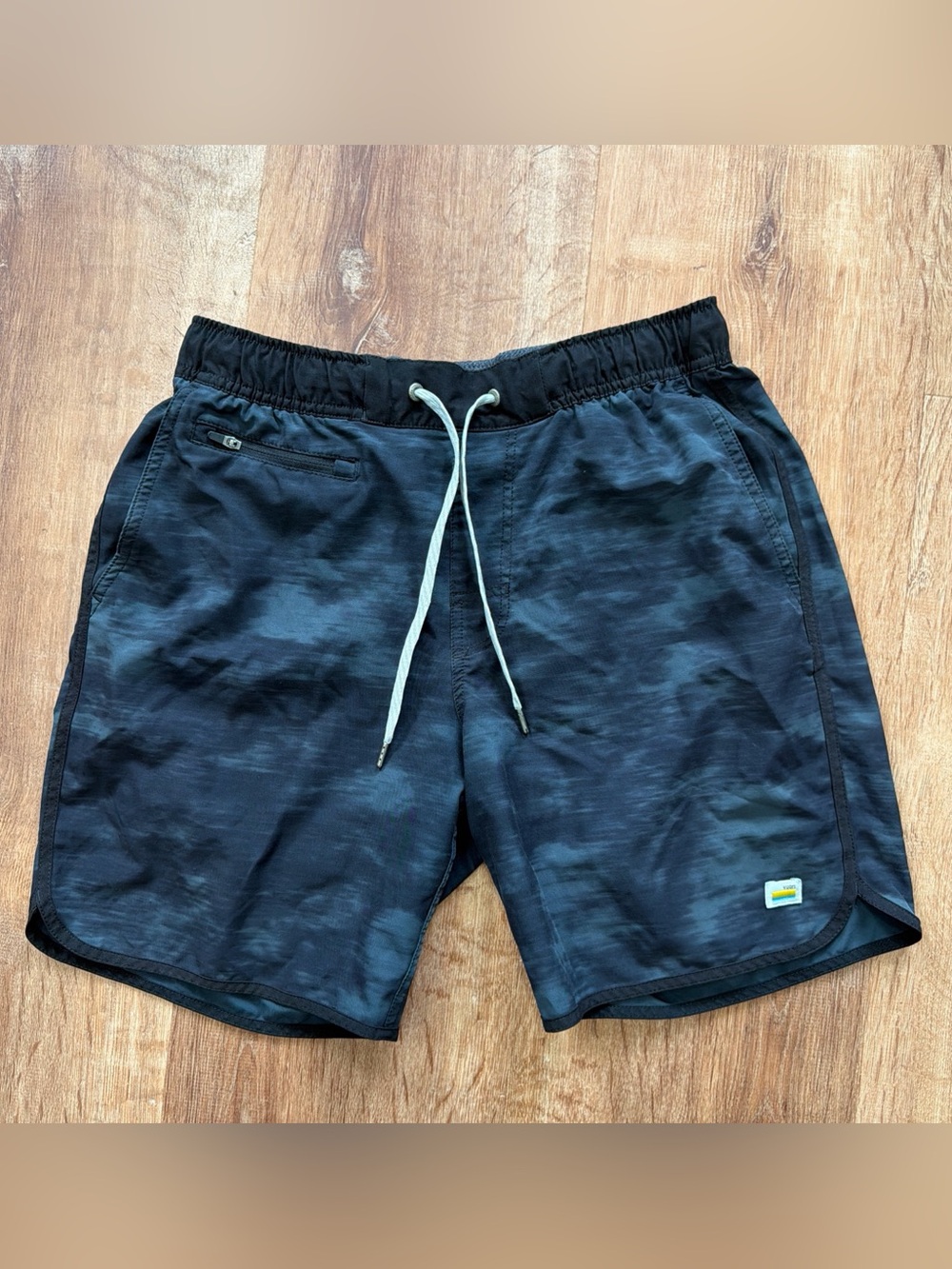 Vuori Banks Shorts Men Small “V” Cycle 4-Way Stretch Black Steel Activewear V330
